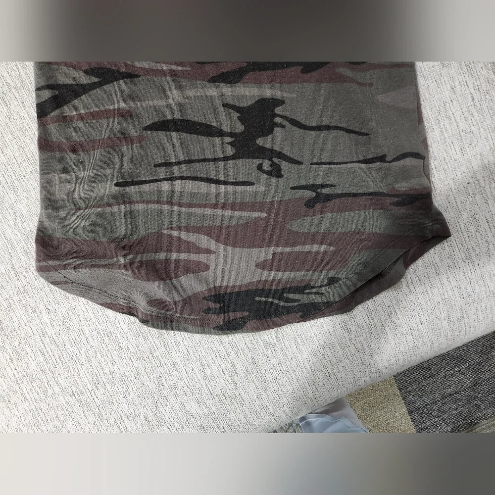 Tee - Picture 3 of 5